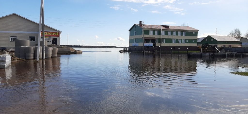 Вода в Северной Двине в районе поселка Березник Виноградовского района идет на спад