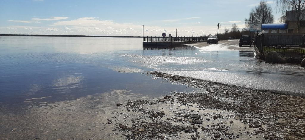 Вода в Северной Двине в районе поселка Березник Виноградовского района идет на спад