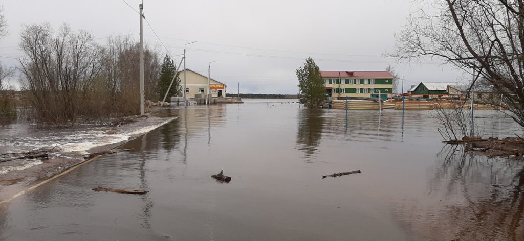 Разлилась широко вешняя вода. Северная Двина в поселке Березник по состоянию на 15 часов