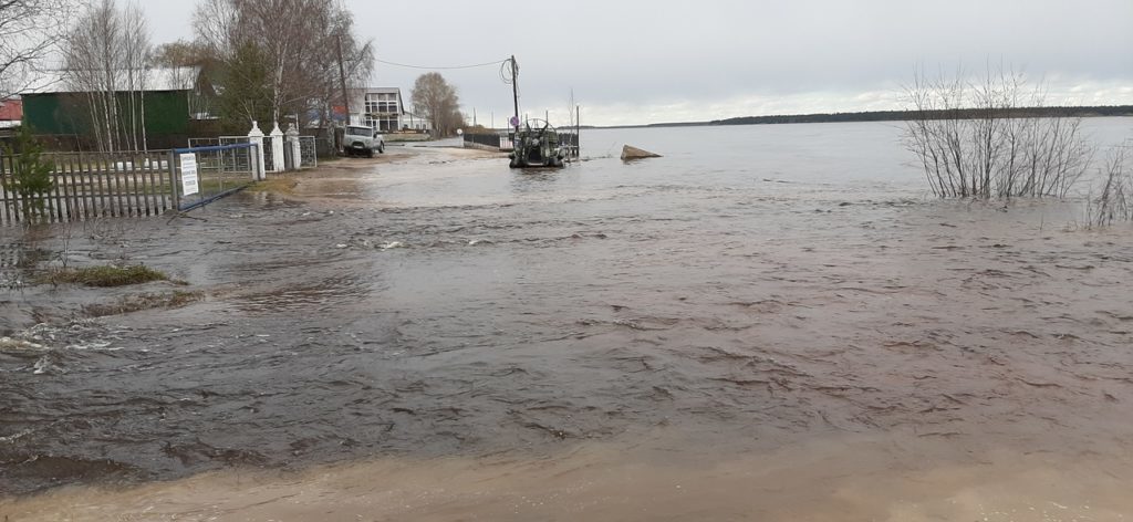 Разлилась широко вешняя вода. Северная Двина в поселке Березник по состоянию на 15 часов