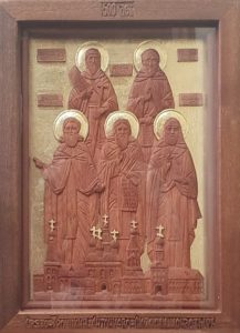 Резную икону преподобного Сергия Радонежского и святых Русского Севера с видом Сийского монастыря изготовили в Москве