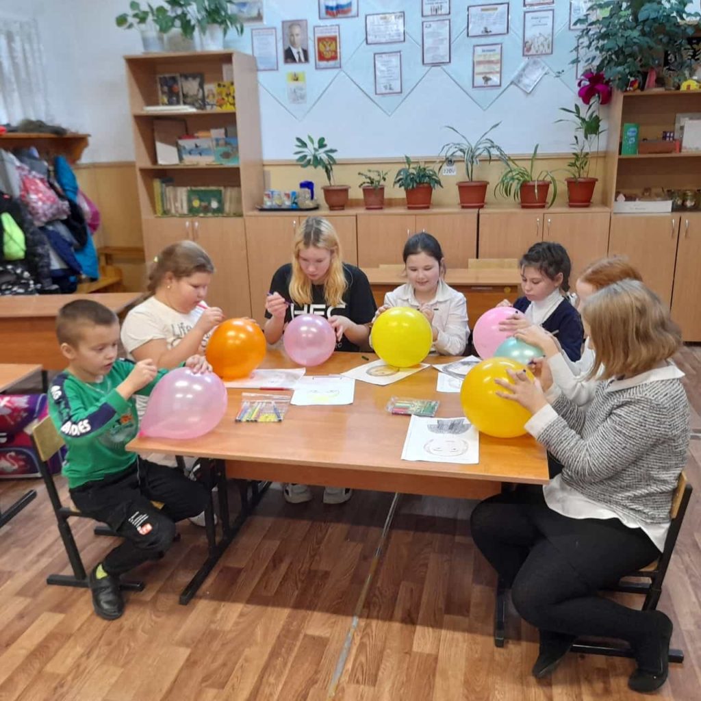 Библиотечный час «Ромашка для мамы», посвящённый Дню матери, прошел в Шидровской основной школе 