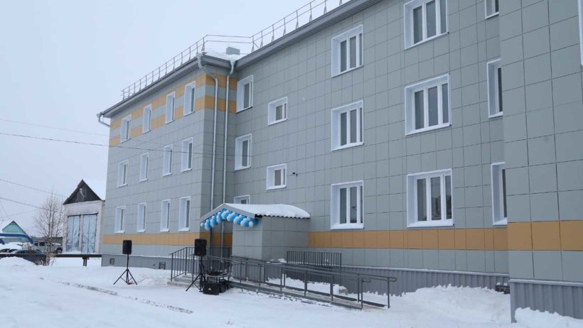 В Холмогорах жителям аварийных домов вручили ключи от новых квартир