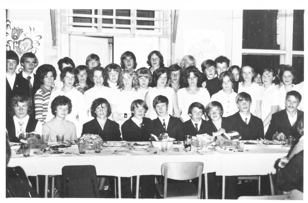 Выпуск 1975 года Рочегодской средней школы: последний день за партой не забыть!