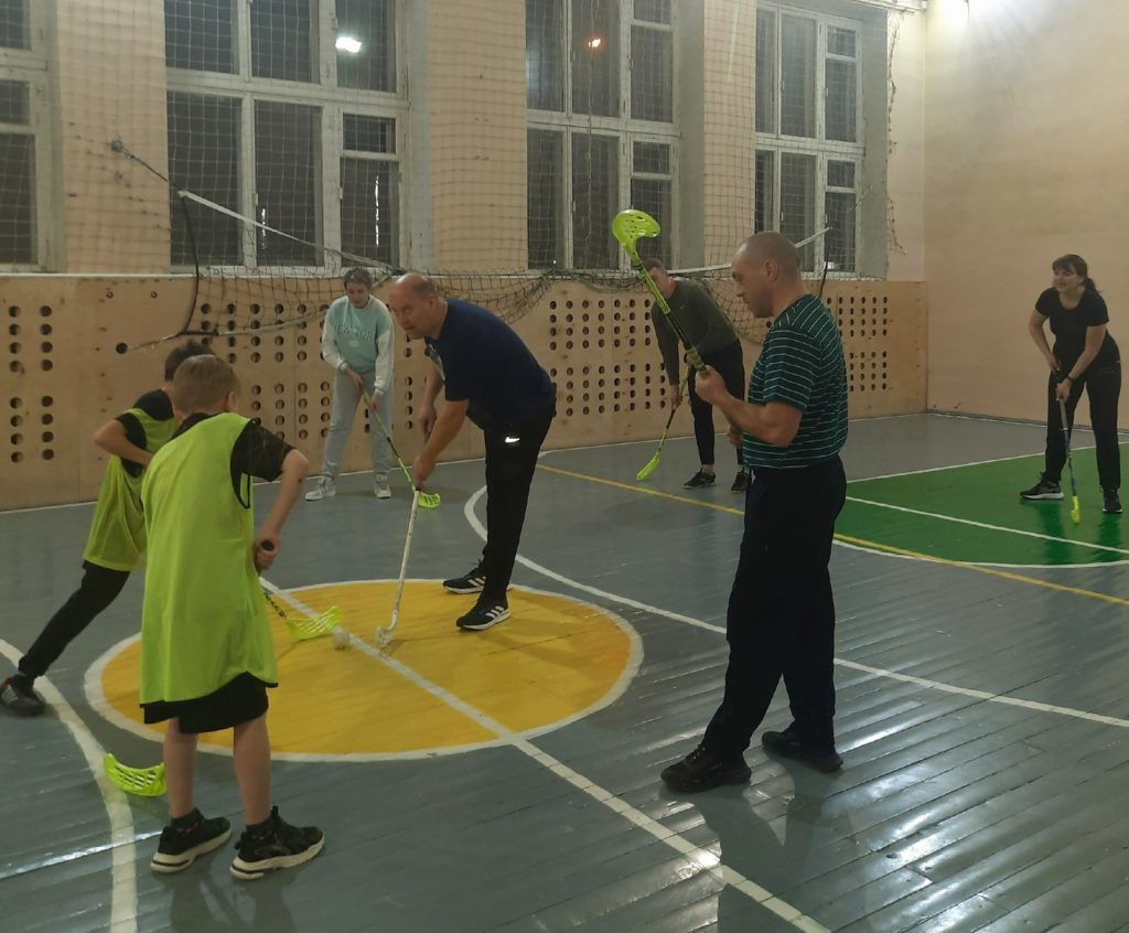 Игорь 
Новгородов, 
педагог 
допобразования, 
руководитель объединения «Флорбол»:
- Когда педагог-организатор Светлана Юрьевна Архипова предложила идею провести совместный турнир детей и родителей, с радостью ее поддержал. Для детей мероприятие стало настоящим праздником, уверен, что они и их родители  получили массу положительных эмоций, а самое главное провели весело время вместе. Спасибо всем родителям, кто смог прийти поучаствовать или же поболеть за своих детишек! Проводить подобные товарищеские встречи обязательно возьмем за традицию!