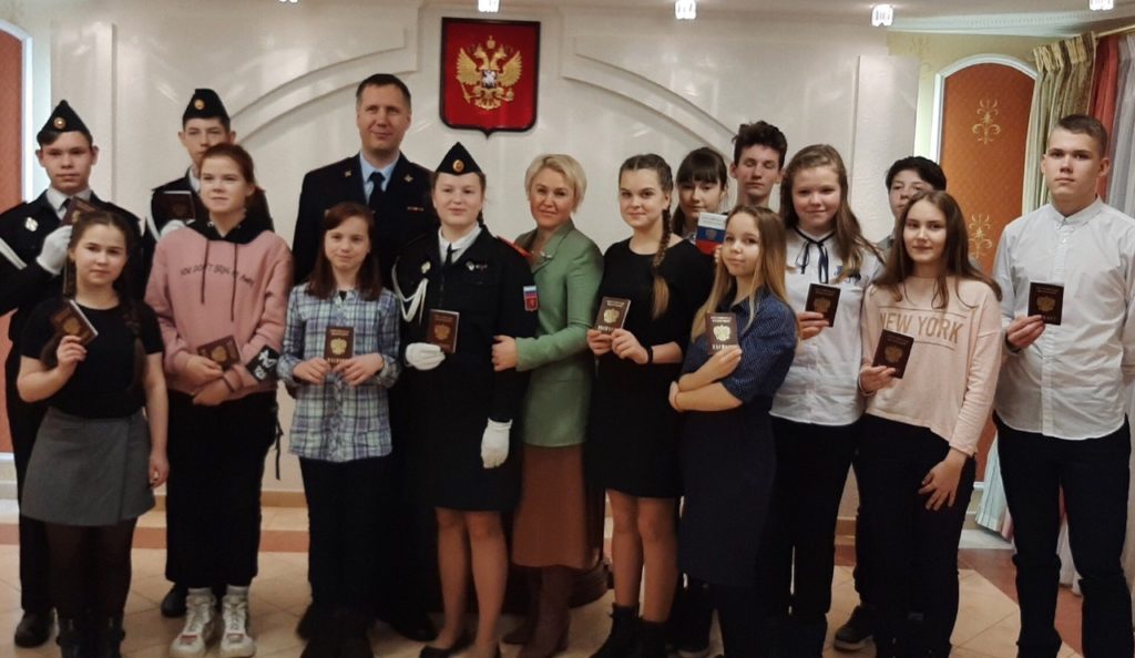В преддверии Дня Защитника Отечества состоялось торжественное вручение паспортов юным гражданам Виноградовского района