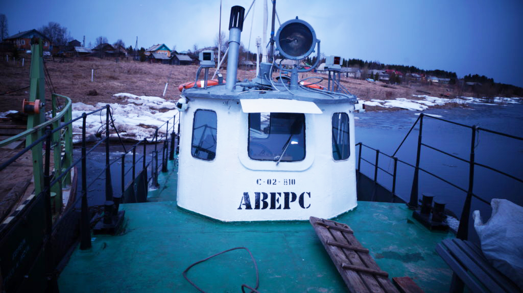 Из-за спада воды паром "Аверс" в поселке Усть-Ваеньга Виноградовского района изменил направление