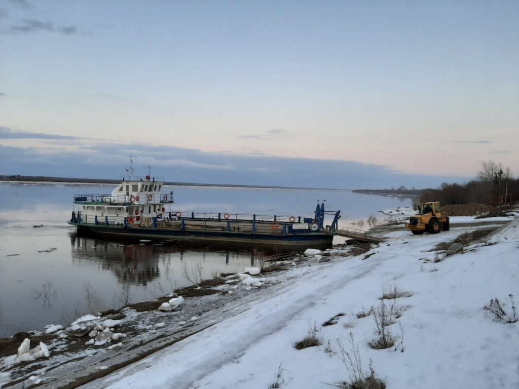 Сегодня к берегу поселка Березник Виноградовского района причалил паром