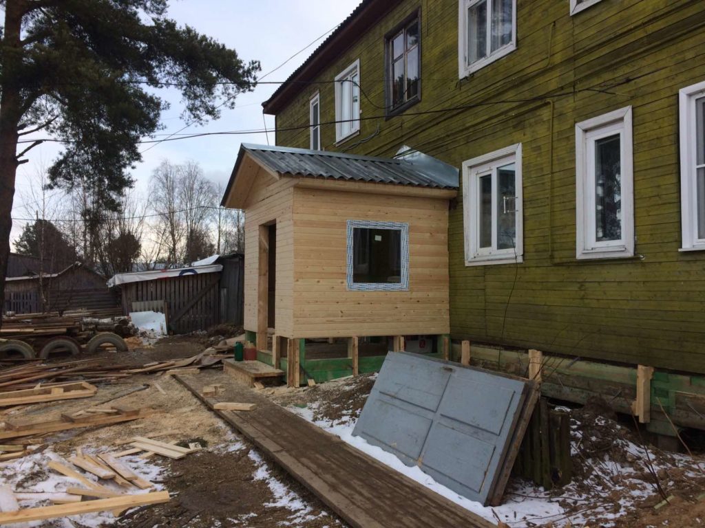 В поселке Березник Виноградовского района отремонтирован фундамент дома 180 на улице П. Виноградова
