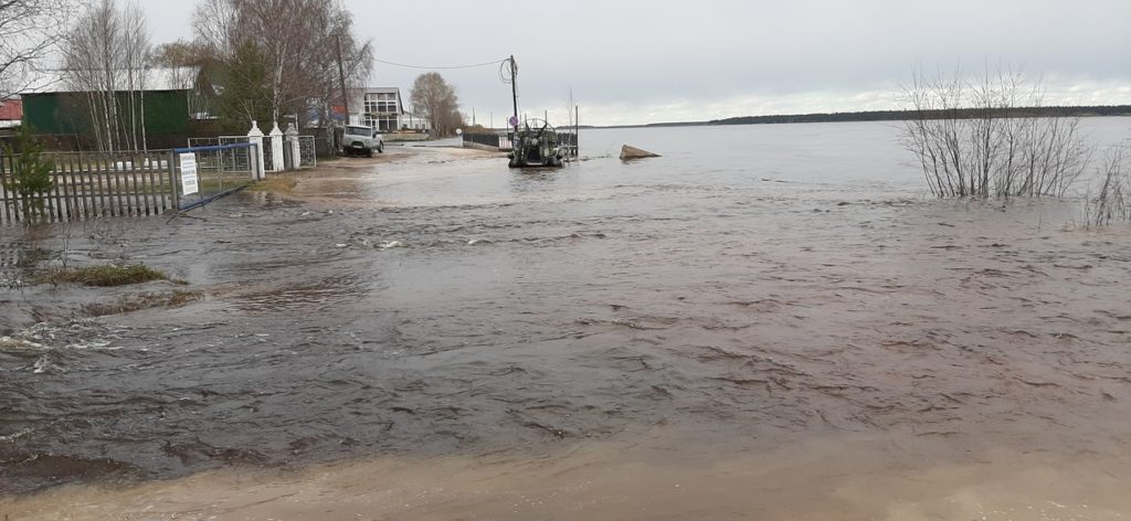 Разлилась широко вешняя вода. Северная Двина в поселке Березник по состоянию на 15 часов