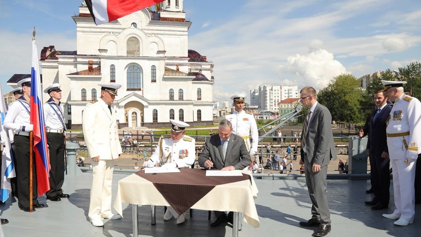 На борту «Смольного» правительство региона и военно-морская академия подписали соглашение о сотрудничестве