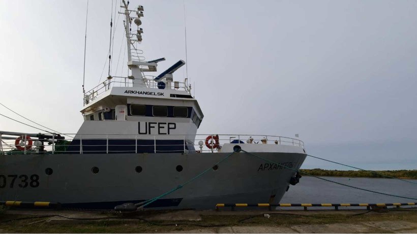 Рыбаки доставляют улов в Архангельск
