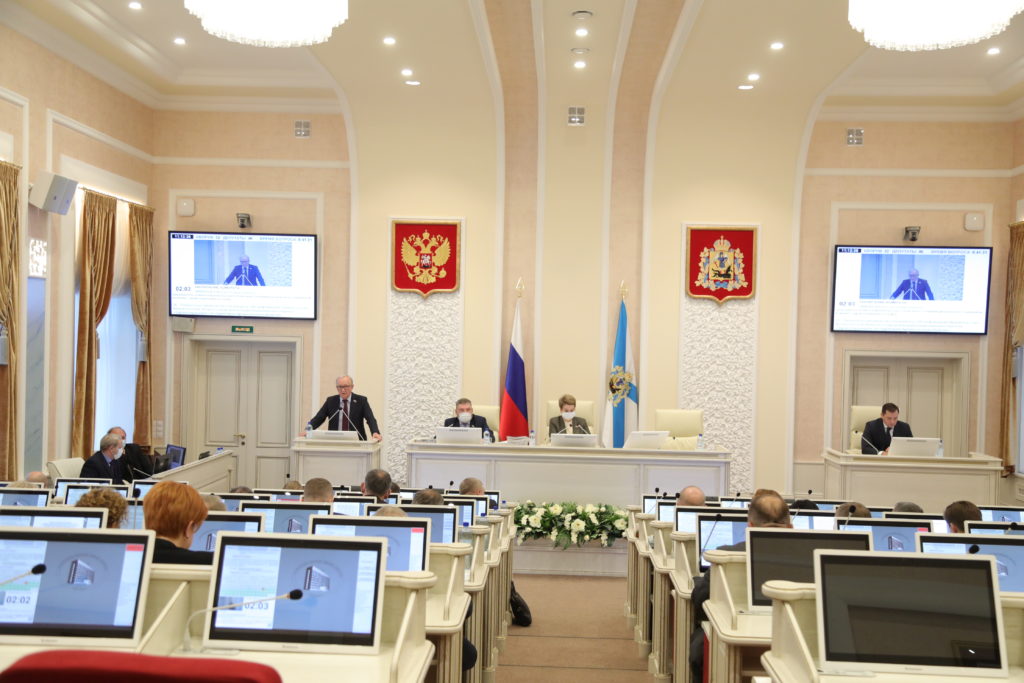 На октябрьской сессии областного Собрания принято 25 областных законов
