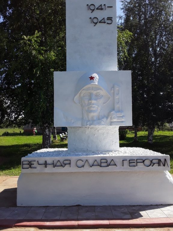 В обсуждениях приняла участие Галина Александровна Вышенская, председатель районного Совета ветеранов. Председатель первичной ветеранской организации Марина Леонидовна Колодкина рассказала о проведенных этим летом реставрационных работах памятника «Борчанам, павшим за нашу Родину». Проект реализован силами ТОС «Надежда», председатель Галина Владимировна Истомина. Намечено благоустроить территорию возле памятника: положить плитку, обновить скамейки. И главное - установить 7 или 8 мемориальных плит с фамилиями воинов-земляков. С войны не вернулось 268 жителей Борецкого сельского совета, в местном ДК есть списки вернувшихся солдат (их еще уточнят и дополнят). Память всех воинов-борчан и решили увековечить в граните. Начинание поддерживают все жители Борка и глава администрации МО «Борецкое» Надежда Альбертовна Ухаркина. Борецкий проект будет участвовать в конкурсе ГАУ Архангельской области «Патриот» в направлении: проекты, направленные на увековечение памяти погибших при защите Отечества. Примеры успешного участия в данном конкурсе у нас в районе есть. В 2020 году уже несколько памятников воинам Великой Отечественной войны были реставрированы и приобрели новый вид. Об их открытии прошли репортажи в нашей газете. Надеемся, и у жителей Борка все получится. Сергей Гнездов. Фото автора, апрель 2020 года.