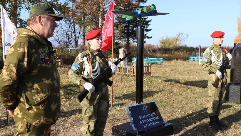 На острове Ягодник под Новодвинском установили уменьшенную копию бомбардировщика ДБ-3