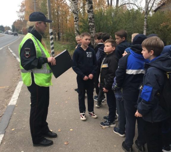 Гоавтоинспекцией по Виноградовскому району организована пешеходная экскурсия для учащихся Березниковской средней школы