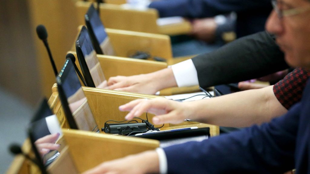 Чиновников накажут за хамство. Госдума приняла в третьем чтении поправки об административной ответственности чиновников за оскорбление граждан