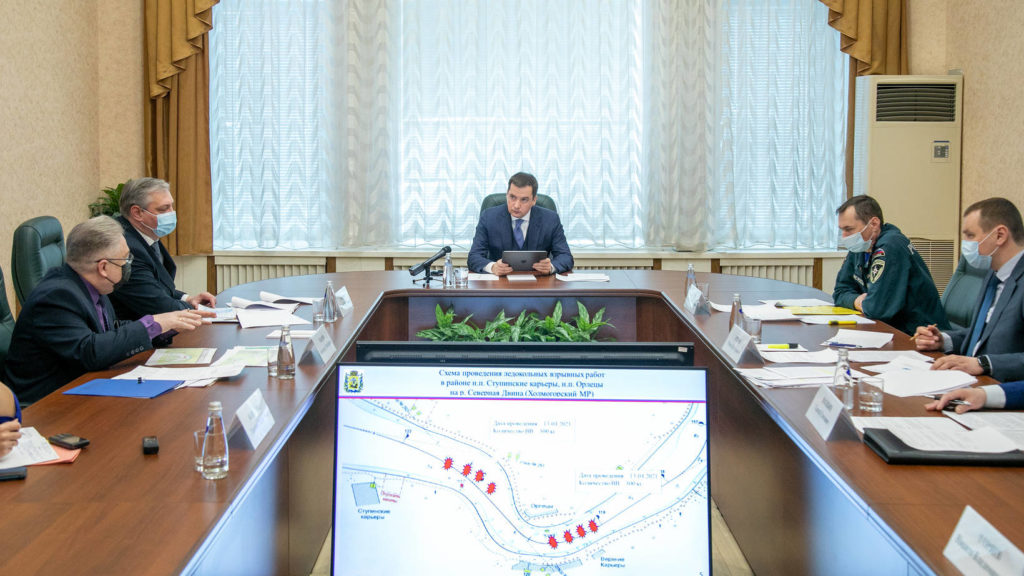 В рамках подготовки к паводку начались ледорезные работы для освобождения мостовых опор ото льда