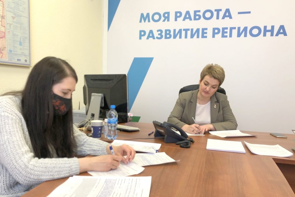 Екатерина Прокопьева предложила разобраться в ситуации с ремонтом дороги, признанной придомовой территорией