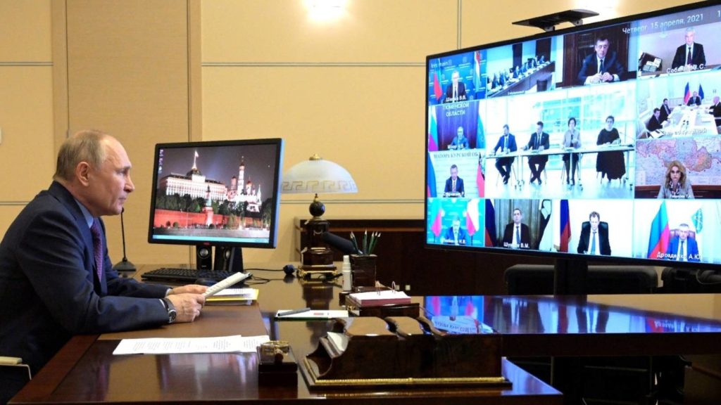 Владимир Путин поручил сосредоточить усилия на развитии социальной сферы