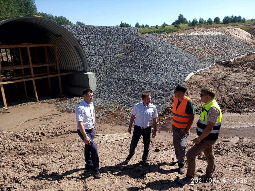 С рабочим визитом в Виноградовском районе побывали замминистра транспорта Денис Кулижников и директор "Архангельскавтодора" Игорь Пинаев