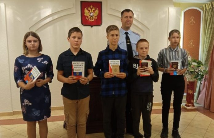 В Виноградовском территориальном отделе ЗАГС торжественно вручили паспорта юным гражданам района