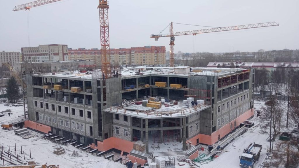 Строители нового корпуса детской областной больницы ведут кровельные работы