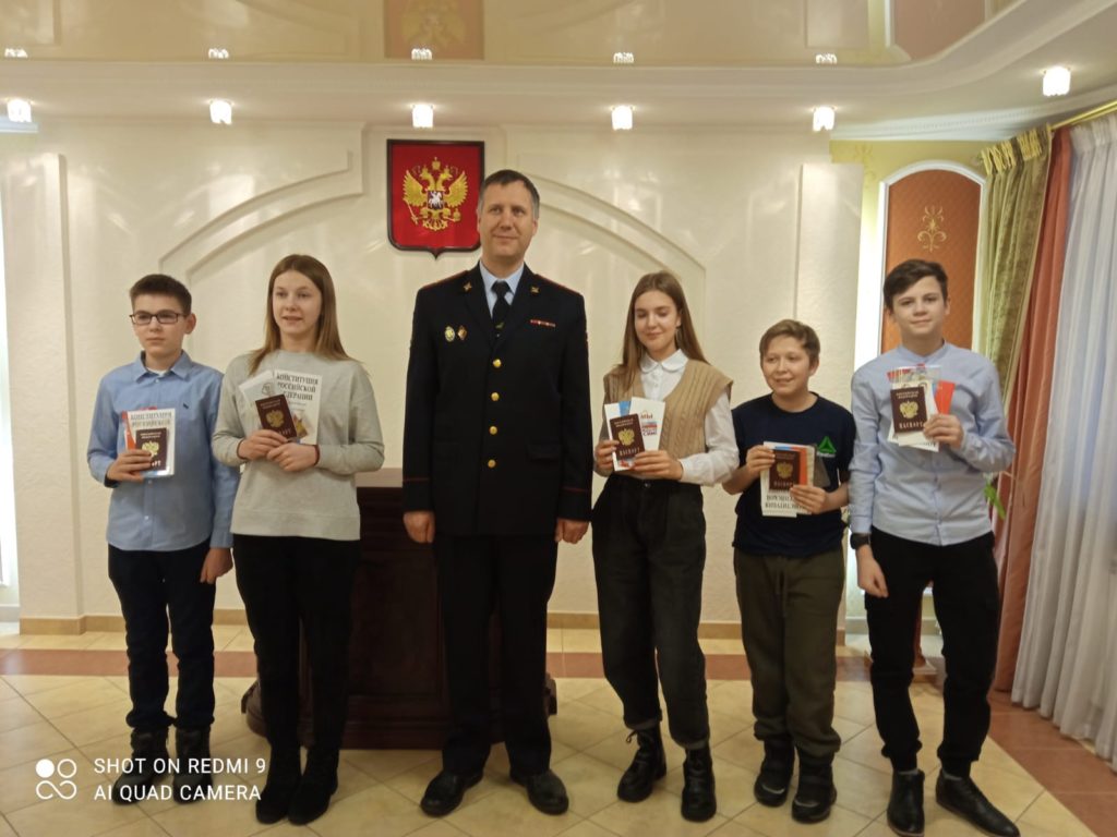 В Виноградовском ЗАГСе торжественно вручили паспорта 14-летним школьникам