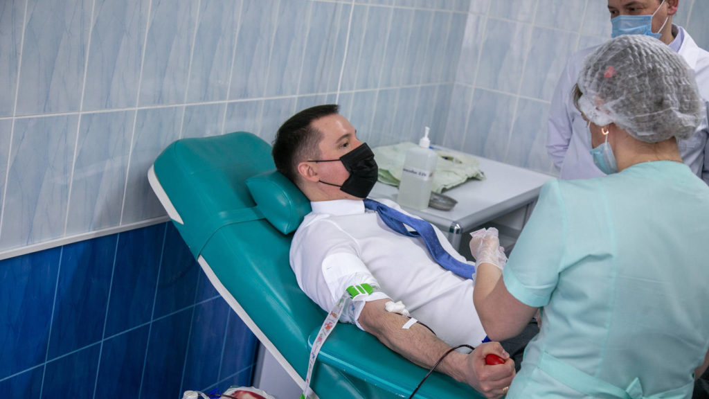 Александр Цыбульский сдал кровь в Национальный день донора