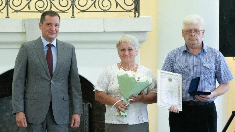 Александр Цыбульский вручил девяти семейным парам Поморья медали «За любовь и верность»