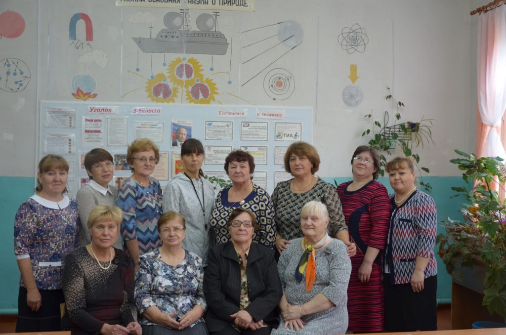 Слева направо: 1 ряд: Уткина Л.А., Ившина Н.А., Пьянкова З.Я., Воробьева Г.А., 2 ряд: Сивкова Н.Л., Лисая Т.Н., Борисова Л.Ю., Росеник Т.А., Насекина Л.В., Архиреева Т.Н., Паллаг Л.М., Ефремова Е.С.