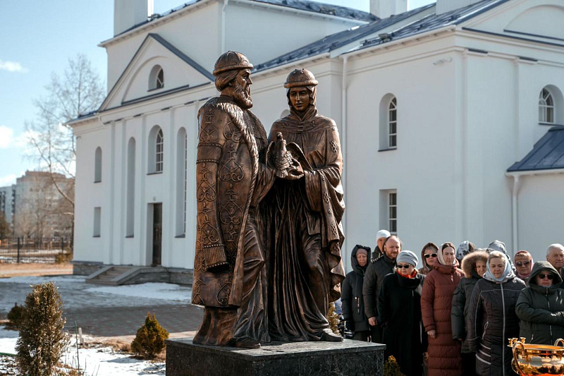 В Северодвинске установлен памятник святым Петру и Февронии