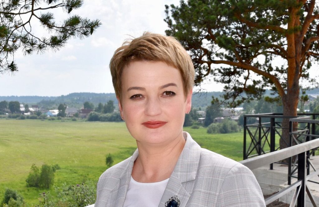 Председатель Архангельского областного Собрания депутатов Екатерина Прокопьева поздравляет северян с Днем социального работника