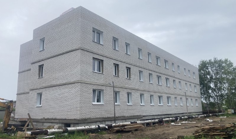 В Холмогорах в рамках программы переселения завершили строительство коробки дома