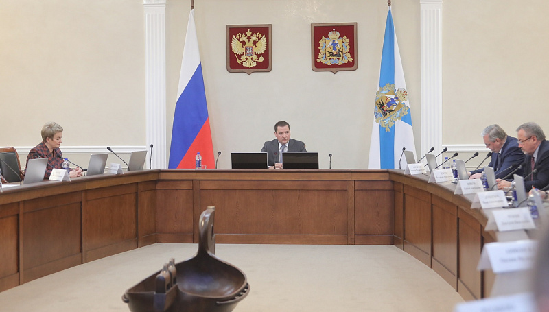 Александр Цыбульский поручил правительству региона проработать дополнительные меры поддержки медиков
