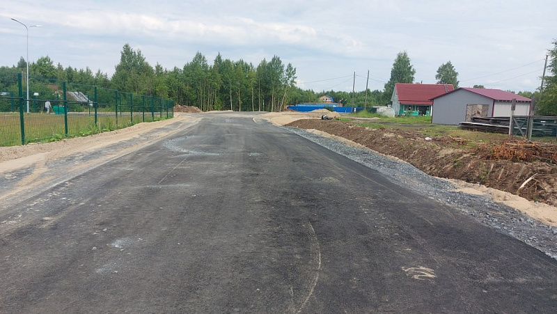 В Приморском районе начали асфальтировать дорогу к новому детскому саду