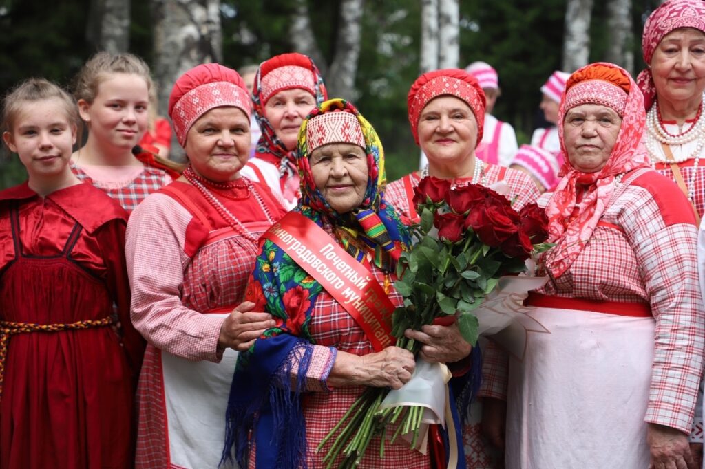 Семеновские гуляния. Одно из главных событий - поздравление Анны Александровны Лукиной с присвоением заслуженного звания