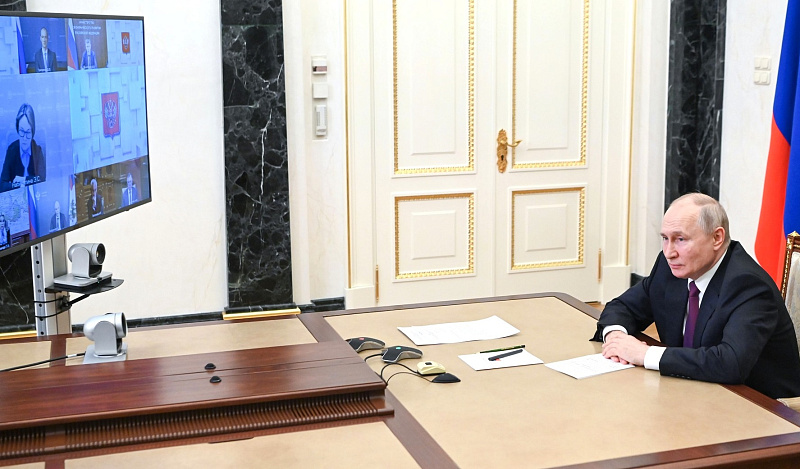 Владимир Путин поручил своевременно индексировать зарплаты специалистов бюджетной сферы