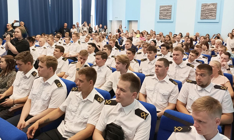 Выпускникам Высшей школы рыболовства и морских технологий САФУ вручили дипломы
