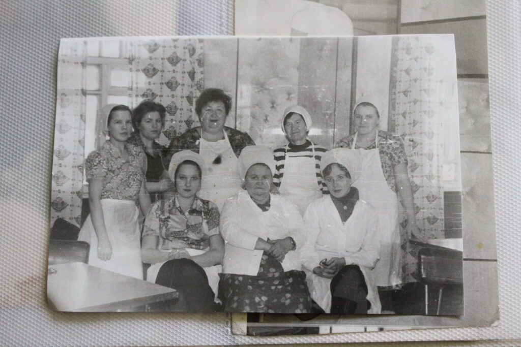 Коллектив столовой, 1997 год. Раиса Васильевна Шелгачева - крайняя справа в нижнем ряду