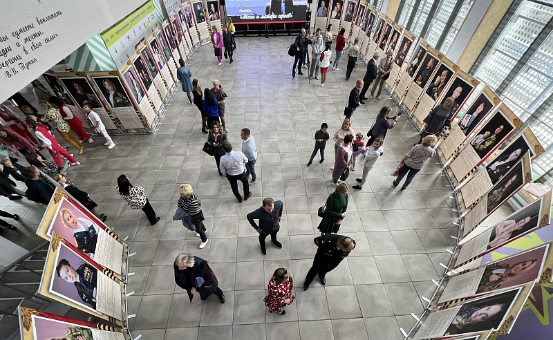 В молодежном центре Архангельска состоялось открытие фотовыставки «Жёны и матери героев»