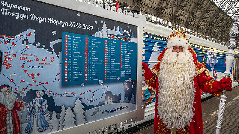 По пути следования по территории Поморья он сделает три остановки. На каждой из них северян ждет праздничная программа с участием артистов и аниматоров, которая позволит всей семьей окунуться в атмосферу зимней сказки. Так, в четверг, 11 января, новогодний состав прибудет Коношу. На следующий день – 12 января – его будут встречать в Архангельске. В субботу, 13 января, он остановится в поселке Кулой Вельского района, после чего отправится в Великий Устюг. Состав представляет собой празднично оформленную передвижную резиденцию, в состав которой входят приемная главного зимнего волшебника, вагоны для проведения игр и квестов, вагоны-рестораны и вагон-лавка с северными сувенирами. В этот раз путешествие началось 11 ноября. Маршрут охватывает практически всю территорию страны. За два месяца поезд посетил более восьмидесяти больших и малых городов и поселков России. Более подробно о проекте и его программе можно узнать на официальном сайте РЖД. Пресс-служба Губернатора и Правительства Архангельской области