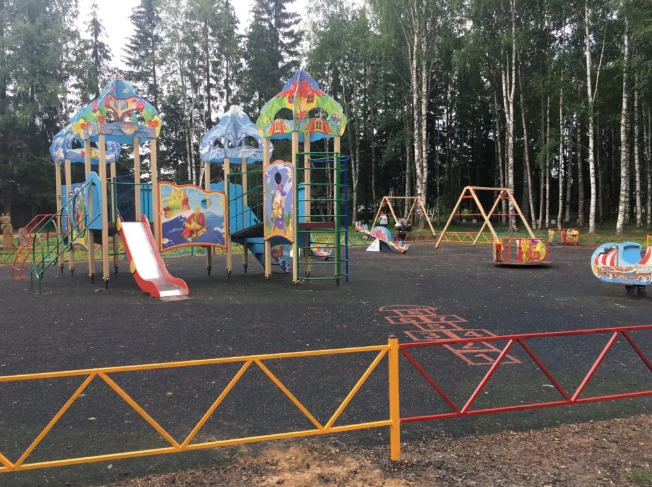 Девушки старших классов могли получить профессию швеи первого разряда. Питание детей было организовано в двух школьных столовых. В организации питания школьников помогал отдет рабочего снабжения Конецгорского леспромхоза. Сложно посчитать сколько учителей и работников трудилось в Рочегодской средней школе. Некоторые из них, отработав положенный срок, уехали, оставив о себе добрые воспоминания. Кто-то посвятил школе всю свою жизнь. Гордость школы - это её ученики! Рочегодской средней школе есть кем гордиться! В период с 1956 г. по 2023г.у школы было 73 выпуска средней школы. 4 выпускника закончили школу с золотой медалью и 13 выпускников получили серебряные медали. Большое количество выпускников получили основное образование. Выпускники Рочегодской средней школы живут и работают во всех уголках нашей страны, в различных сферах производства. Школа сегодня – это современная образовательная организация. Хорошая материально-техническая база школы является основой для получения начального, основного и среднего образования. В школе есть всё необходимое для обучения и воспитания подрастающего поколения. Рочегодская средняя школа бережно хранить страницы своей истории, живёт настоящим и с уверенностью шагает в будущее !