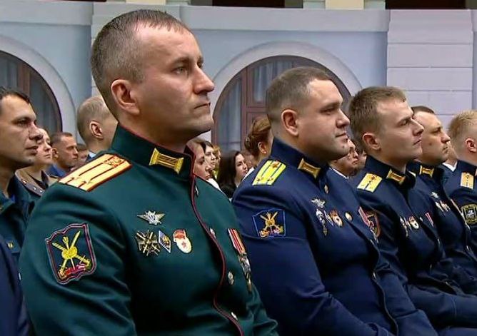 Глава государства в ходе Послания Федеральному Собранию выразил слова благодарности жителям страны, российским предпринимателям, волонтерам, сельским труженикам – всем, кто трудится в интересах Отечества, вносит вклад в общую победу. – Сегодня, когда наша Родина отстаивает свой суверенитет и безопасность, защищает жизнь соотечественников на Донбассе и в Новороссии, решающая роль в этой праведной борьбе принадлежит именно нашим гражданам, нашей сплоченности, преданности родной стране, ответственности за её судьбу, – сказал Президент. Владимир Путин отметил, что, несмотря на все испытания, горечь потерь, люди непреклонны в этом выборе и постоянно подтверждают его стремлением сделать как можно больше для страны и для общего блага. – На производствах трудятся в три смены – столько, сколько нужно фронту. Вся экономика, а это индустриальная, технологическая основа нашей победы, проявила гибкость и устойчивость, – сказал он. – Хочу поблагодарить предпринимателей, инженеров, рабочих, сельских тружеников за ответственную, напряженную работу в интересах России. Глава государства также отметил труд волонтеров, участников акции «Мы вместе», общественных объединений, Общероссийского народного фронта «Всё для победы!», а также фонда «Защитники Отечества», Комитета семей воинов Отечества и предпринимателей, поддерживающих российских бойцов и их семьи. – Люди отправляют на фронт письма и посылки, теплые вещи, маскировочные сети, перечисляют средства из своих, порой очень скромных сбережений, – сказал Владимир Путин. – Повторю, такая помощь бесценна – это вклад каждого в общую победу. Наши герои на передовой, в окопах, там, где труднее всего, знают, что с ними вся страна! Глава государства поручил органам власти и дальше делать всё, чтобы поддерживать семьи военнослужащих. – Прошу все органы власти и впредь делать всё, чтобы поддержать семьи наших героев: родителей, жён, детей, которые переживают за самых близких, дорогих им людей, ждут их домой, – подчеркнул Президент России. Пресс-служба Губернатора и Правительства Архангельской области