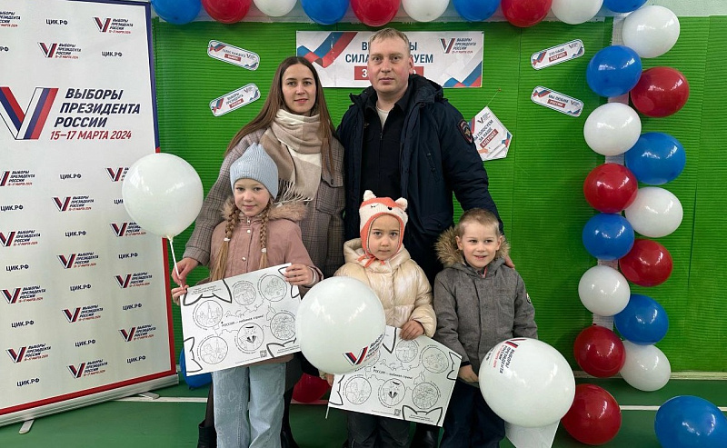 Всей семьей – на выборы: в Холмогорском округе многодетные родители приходят голосовать вместе с детьми