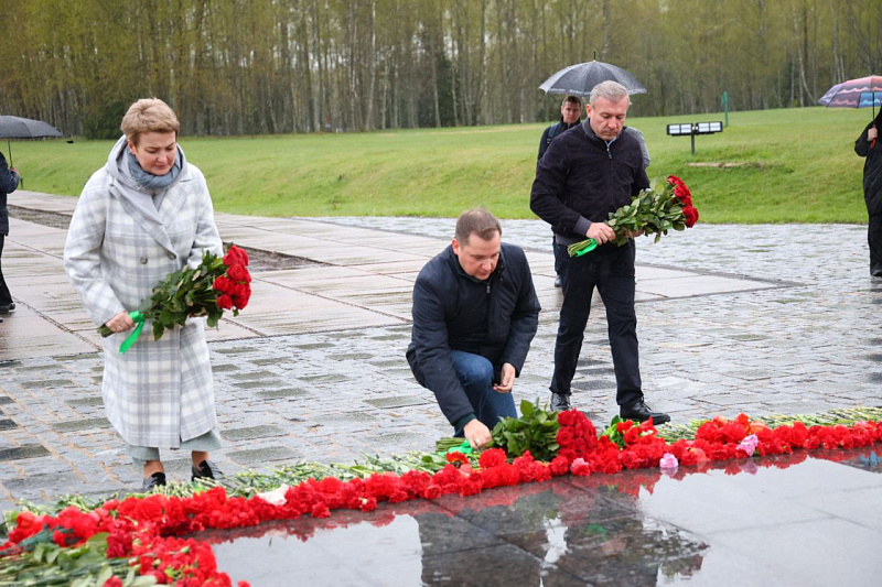 Александр Цыбульский посетил в Минске мемориальный комплекс «Хатынь»