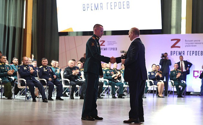 Владимир Путин назвал воспитание кадров одной из важнейших задач России