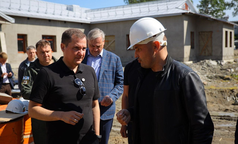 Александр Цыбульский оценил ход строительства социально важных объектов на Соловках