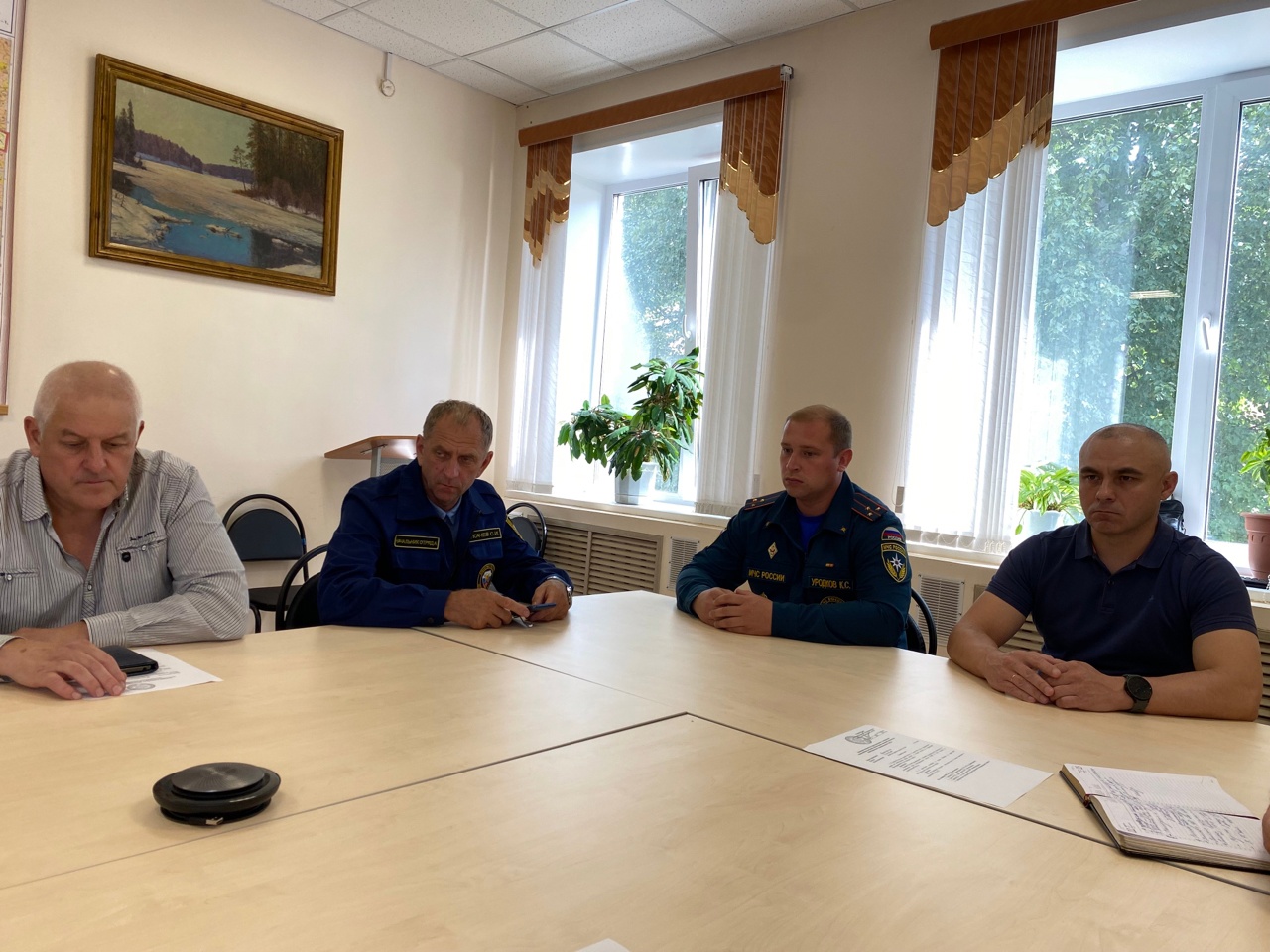 О ходе проведения месячника безопасности людей на водных объектах, расположенных на территории Виноградовского муниципального округа в 2024 году, доложил Алексей Владимирович Романов, старший государственный инспектор по маломерным судам Виноградовского участка ГИМС ГУ МЧС России по Архангельской области. С целью обеспечения безопасности граждан на водных объектах в летний период, а также в процессе подготовки и проведения месячника безопасности людей на водных объектах на территории Виноградовского муниципального округа было издано распоряжение главы округа № 945-р от 28.06.2024 года «О проведении месячника безопасности людей на водных объектах в Виноградовском муниципальном округе». Составлен годовой план мероприятий по обеспечению безопасности граждан на водных объектах, охране их жизни и здоровья в Виноградовском муниципальном округе. Постоянно осуществляется профилактическая работа с населением по мерам безопасности и предупреждению несчастных случаев на водных объектах, - говорит Алексей Владимирович. Во всех образовательных учреждениях с учениками проведены инструктажи, направленные на предотвращение несчастных случаев на водных объектах. В целях обеспечения безопасности граждан на водных объектах инспекторским подразделением организовано проведение следующих мероприятий: 66 патрулирований, включая 84 совместных действия в сотрудничестве с другими государственными органами и организациями. В ходе проведения контрольно-надзорных мероприятий было осмотрено 61 маломерное судно и выявлено 9 правонарушений. В течение года инспекторским составом организовано и проведено 30 лекций и бесед с участием 626 человек, среди которых: 2 — в дошкольных образовательных учреждениях, 21 — в общеобразовательных школах и 7 — в детских оздоровительных лагерях. Общее количество размещенных материалов и публикаций в печати и сети Интернет составило 71. Также были распространены профилактические материалы: 4 плаката и 241 памятка. Помимо запланированных мероприятий в местах отдыха граждан у воды дополнительно проводятся совместные патрулирования с представителями ОМВД России «Виноградовское», администрации и другими заинтересованными организациями по предварительному согласованию. Призываем всех граждан соблюдать осторожность на водных объектах. Внимательно следите за безопасностью своих детей и близких, не забывайте об опасностях, которые могут подстерегать как на берегу, так и в воде. Будьте внимательны к изменению погодных условий и всегда придерживайтесь норм безопасности при нахождении на водоемах.
