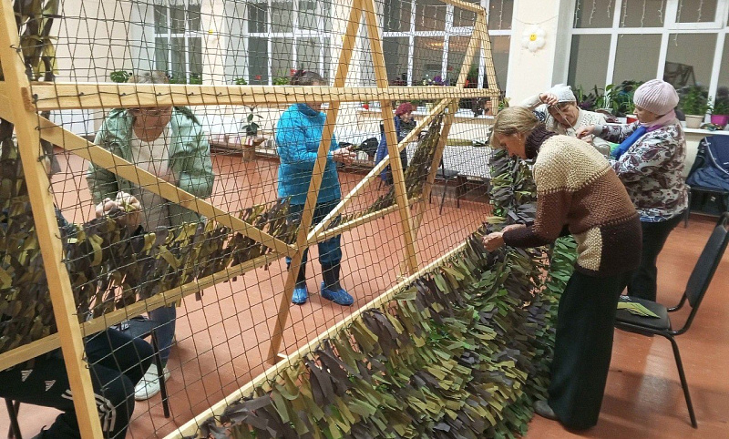 Активисты Вельска завершили изготовление очередной партии маскировочных сетей по заявке бойцов